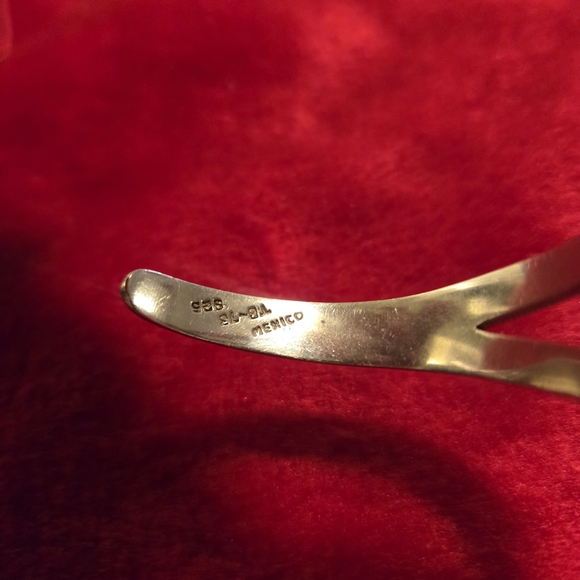 Elegant Silver Bracelet with Black Stone - Picture 8 of 9